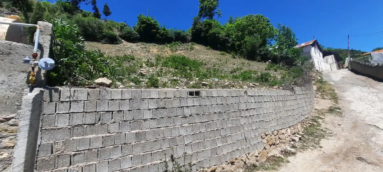 زمین درروستای کنیم واقع شده