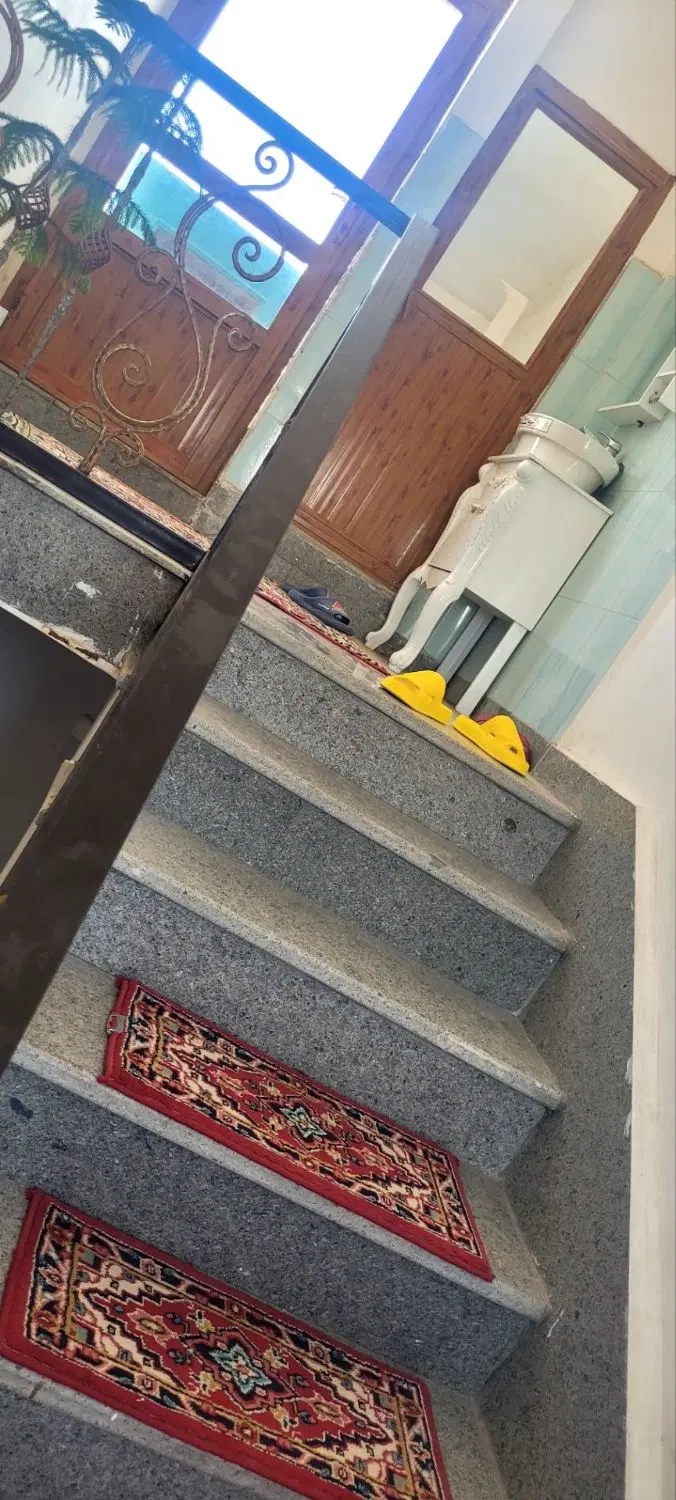 ساختمان ۳ طبقه با یک بهار خواب