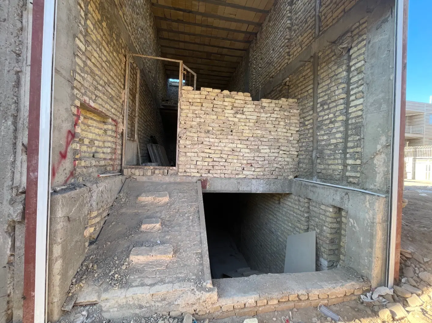 مغازه نیمه ساز با موقعیت عالی مناسب سرمایه گذاری