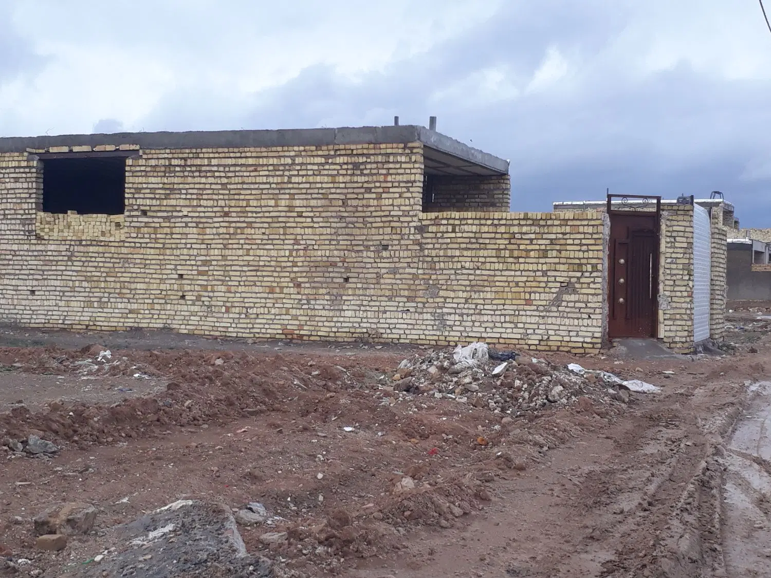 ساختمان نیمه کاره