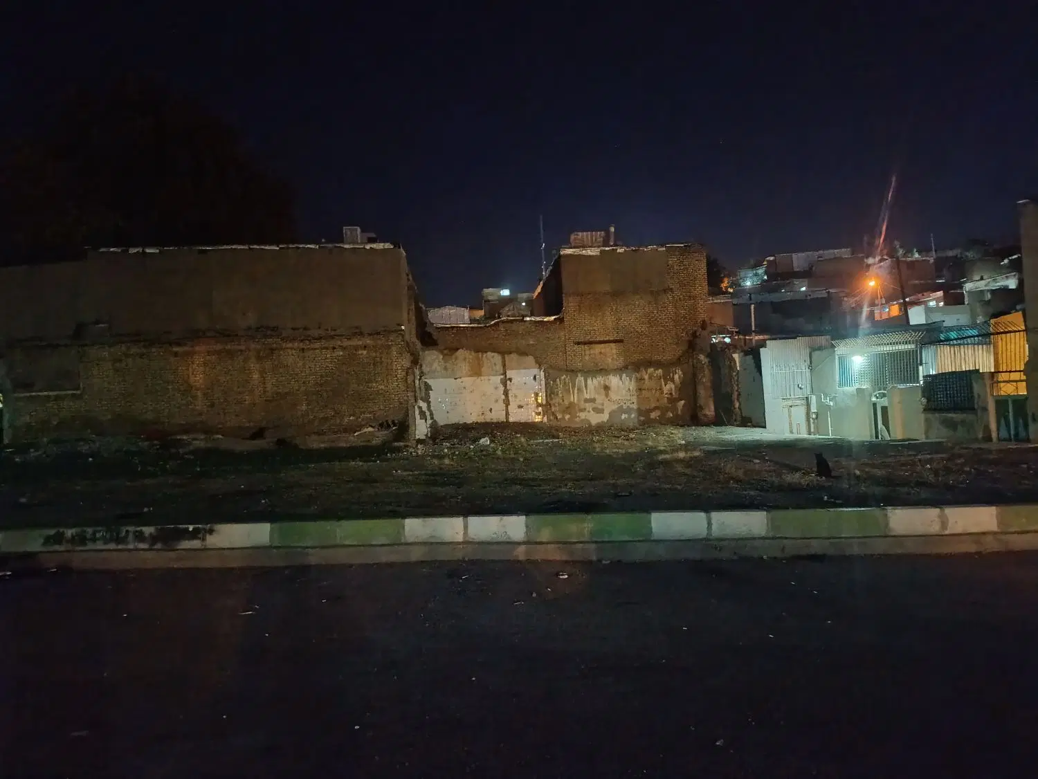 زمین بر اصلی ده مجنون ۲۶۰متر