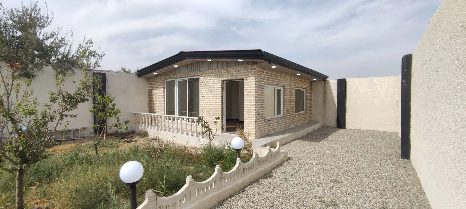 300 متر باغچه ویلا، نما سنتی