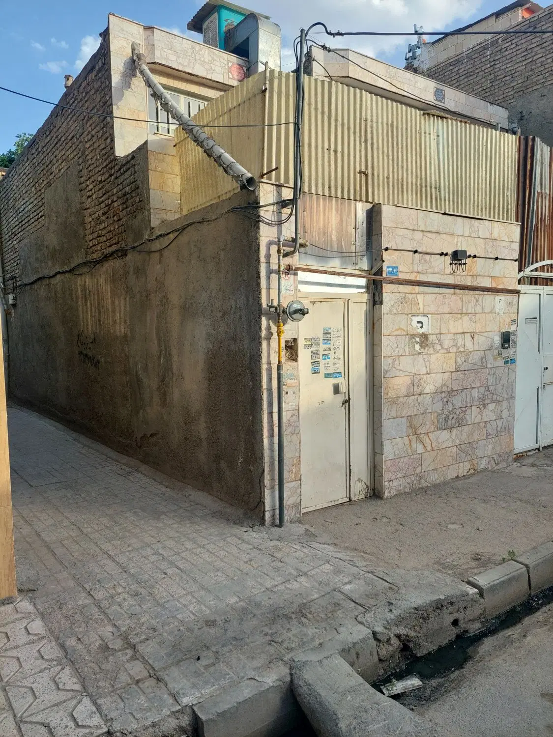خانه دوطبقه مرتب و تمیز واقع در حاشیه خیابان ...