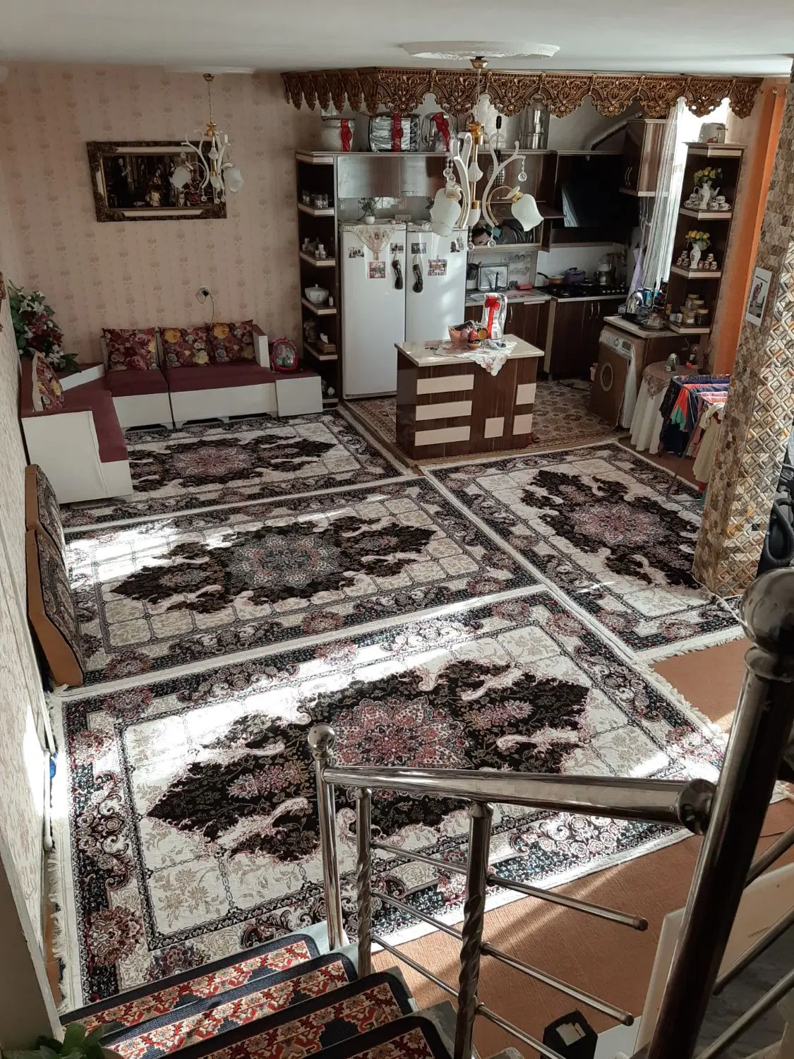 ساختمان بر خیابان اصلی رودکی بعد از دادگاه