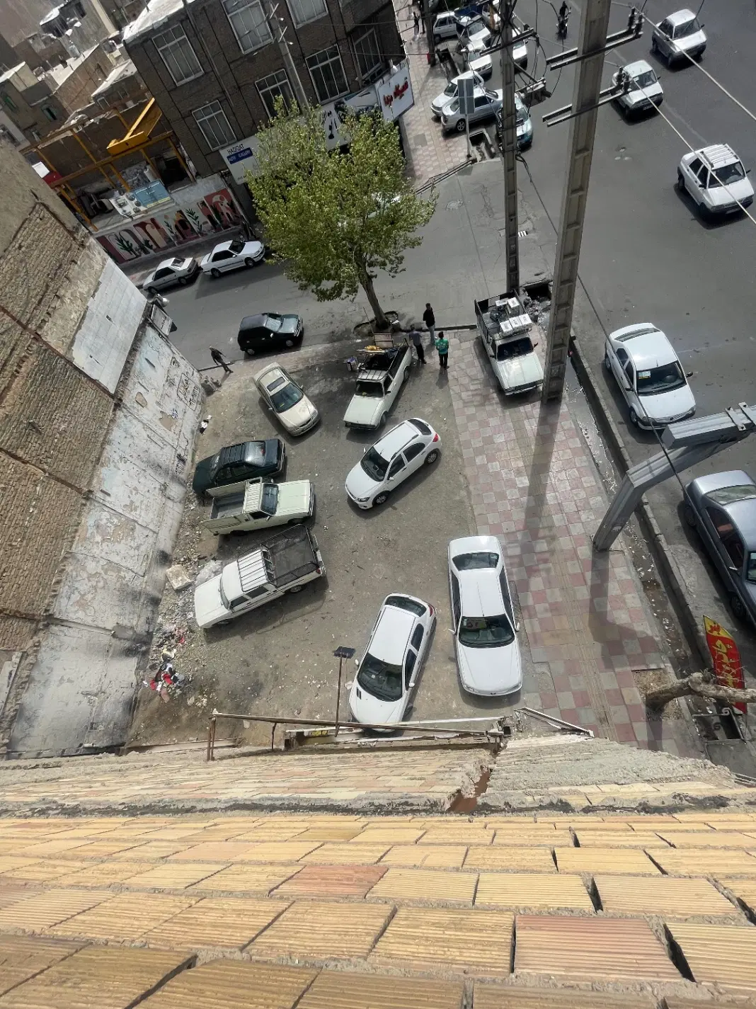 تجاری بر جاده ملارد نبش اطلس شرقی(بانک انصار سابق)