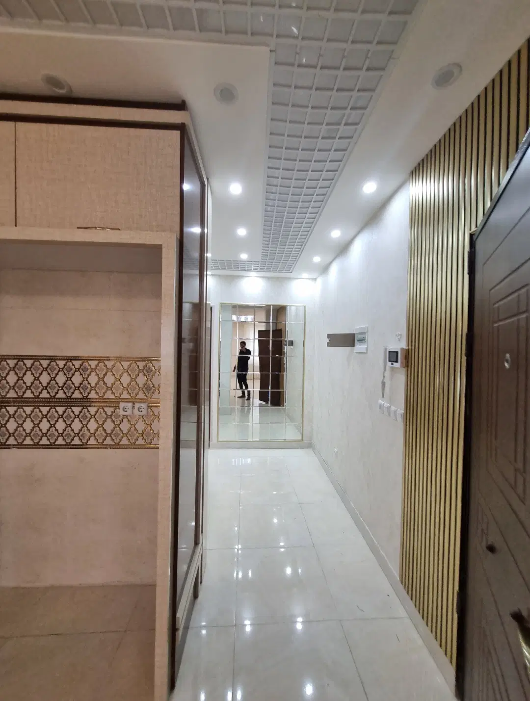 واحد ۱۰۰ متری فول امکانات در طبقه دوم