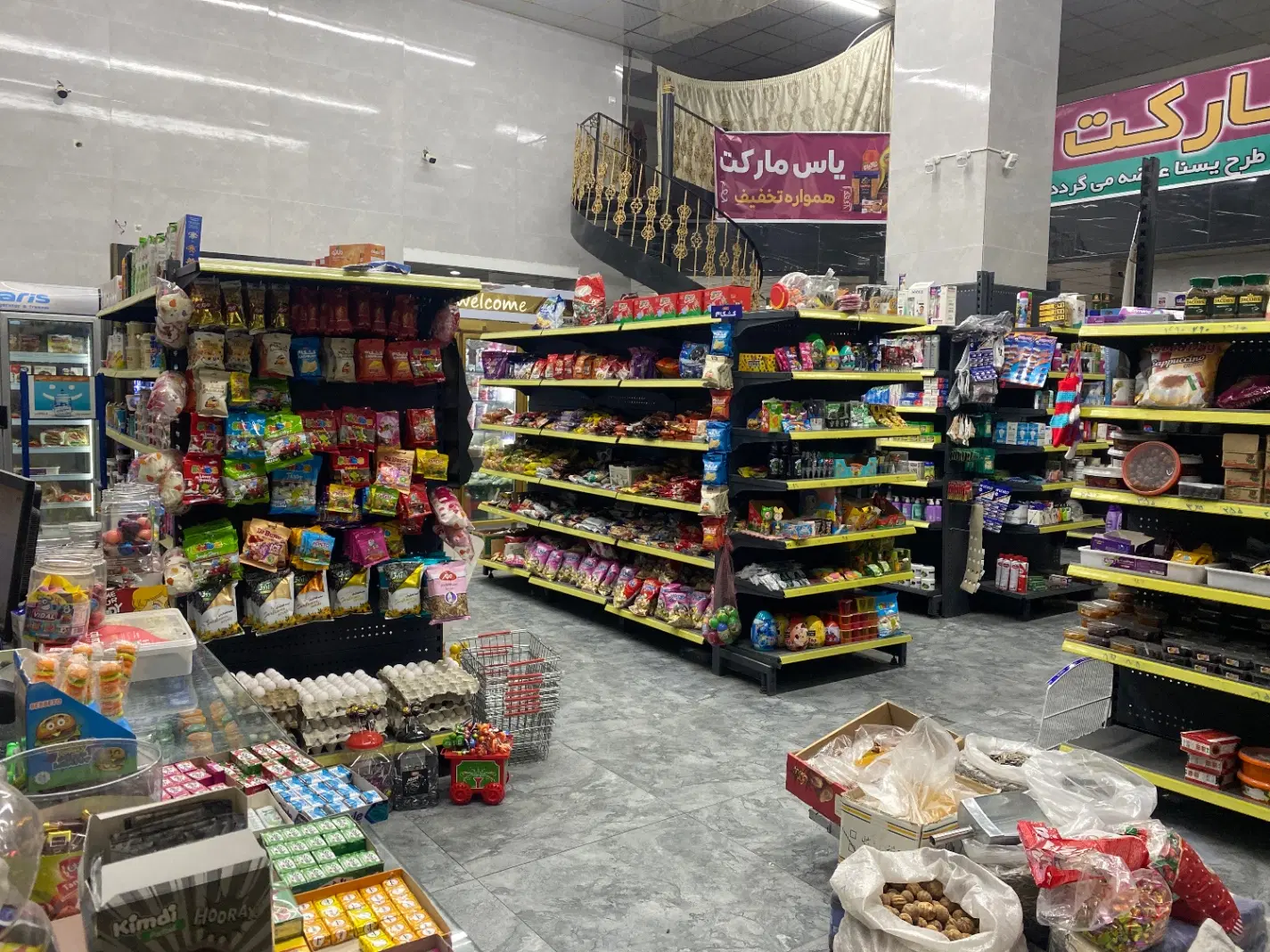 قسمتی از هایپر مارکت به مرغ فروشی اجاره داده میشود
