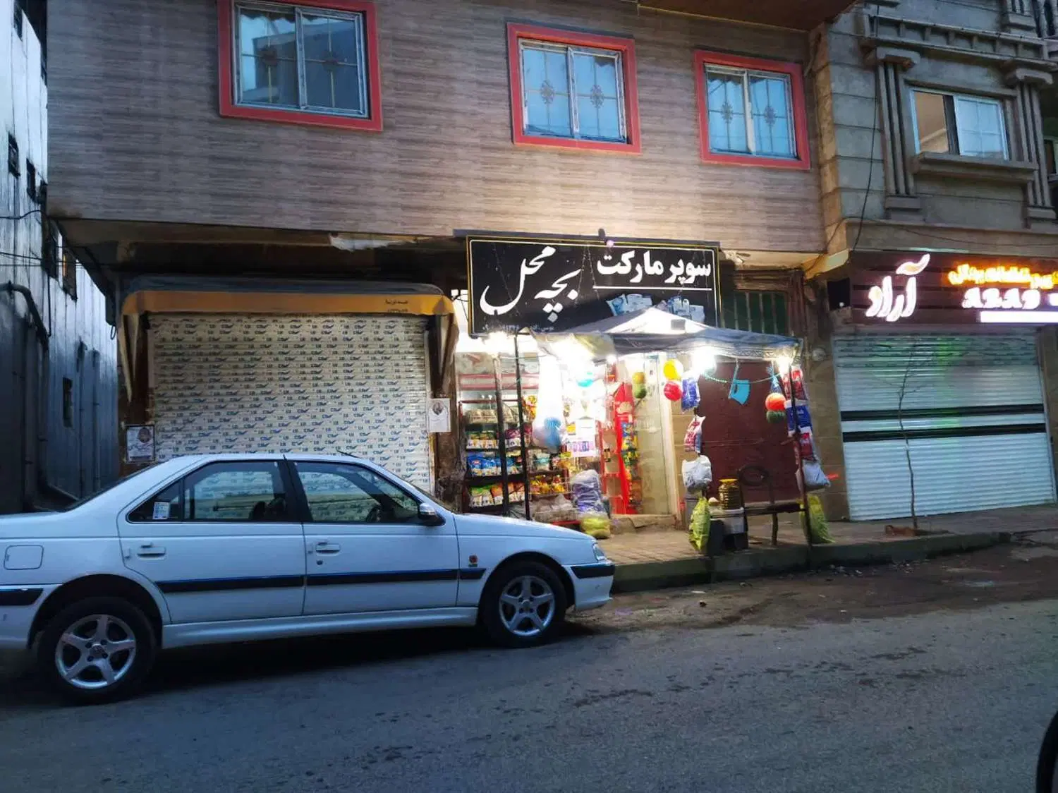 مغازه تجاری بر خیابان اصلی