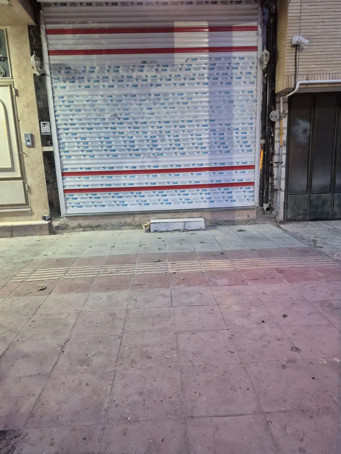 مغازه ۶۰ متری