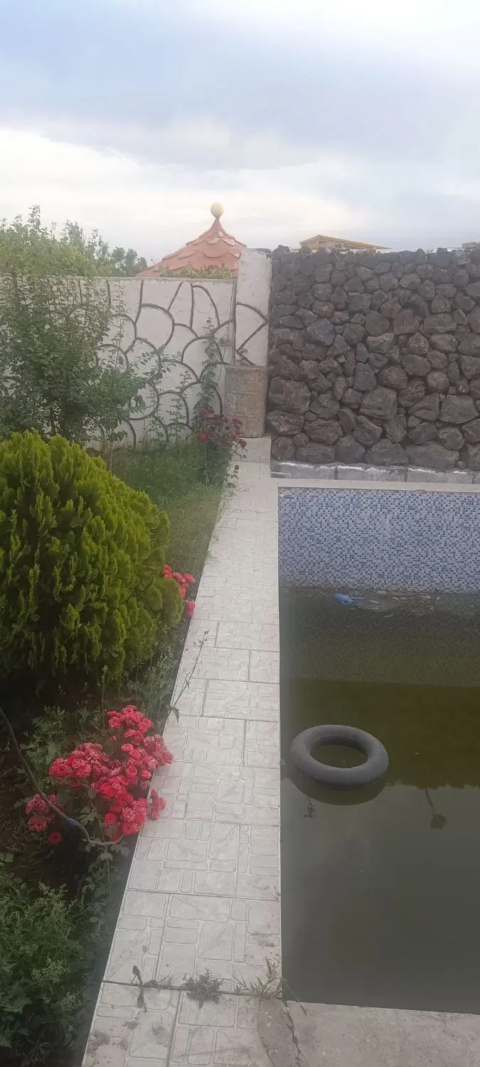 زمین بهمراه درخت و استخر