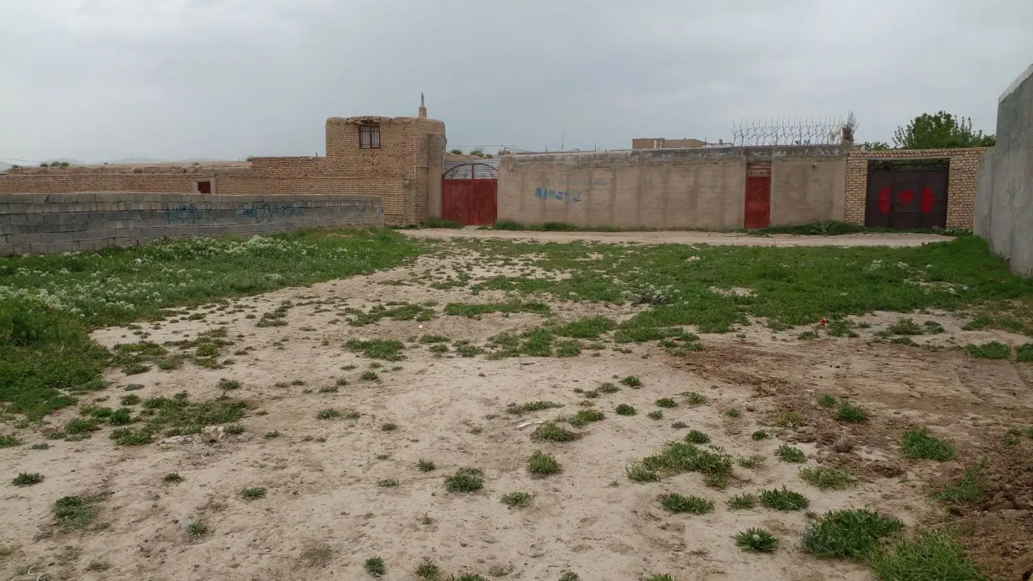 ۳۴۰ متر زمین