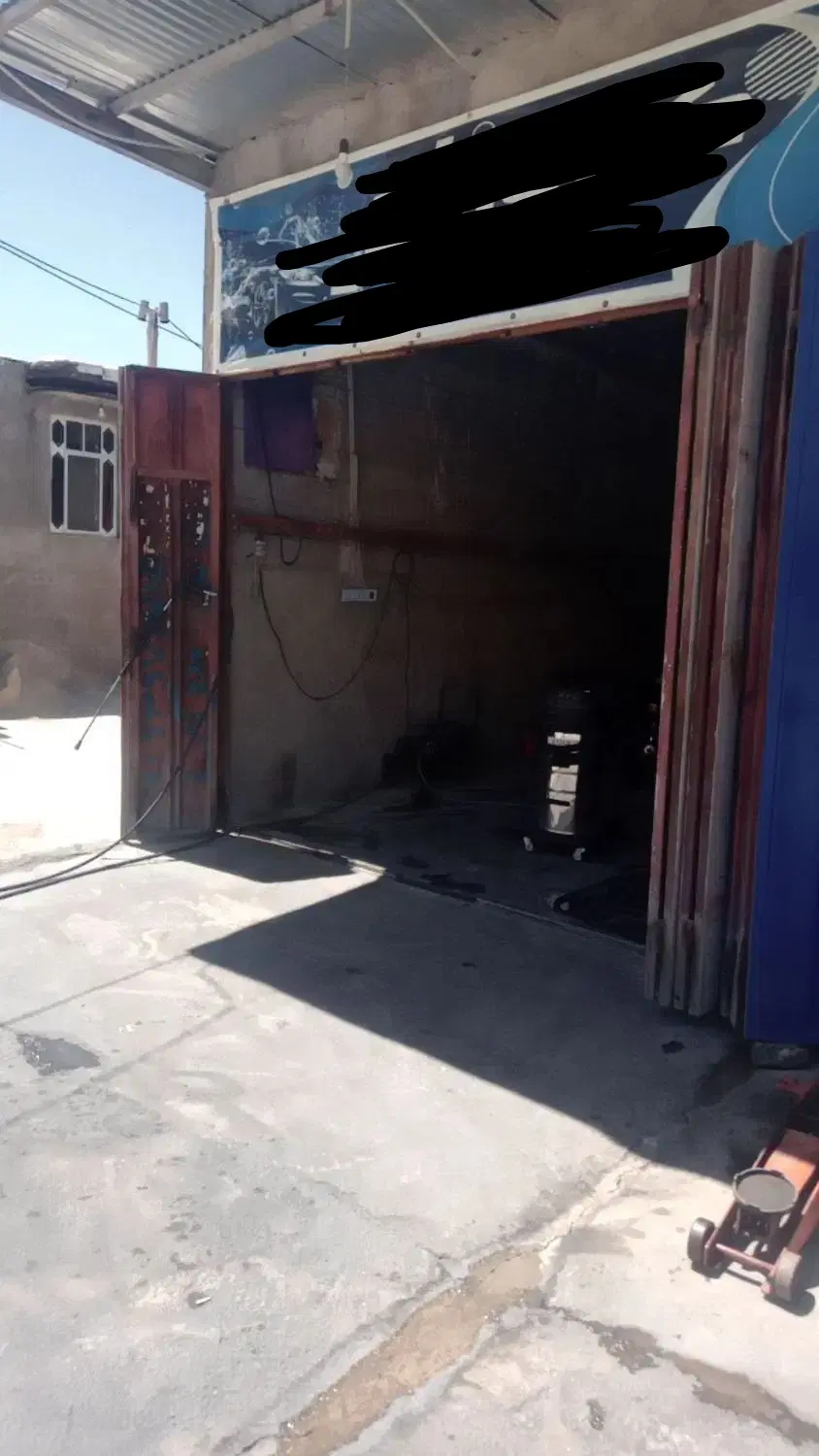 مغازه جلوی جاده اصلی