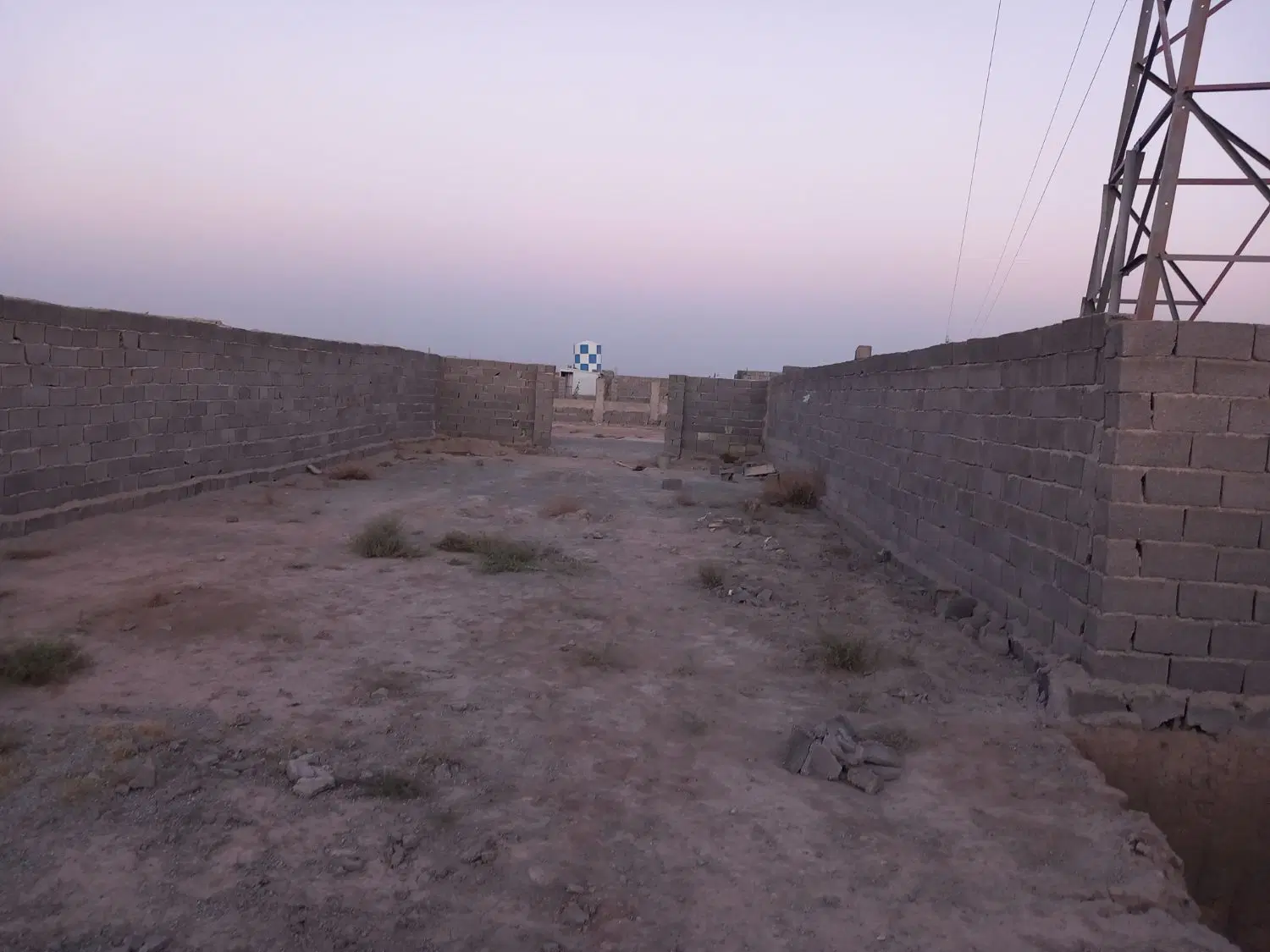 سه دنگ یک قطعه زمین چهاردیواری