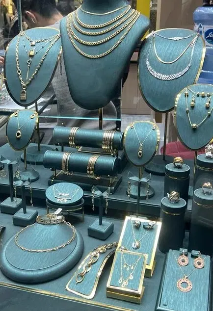 سه باب مغازه طلا فروشی در بازار کیان
