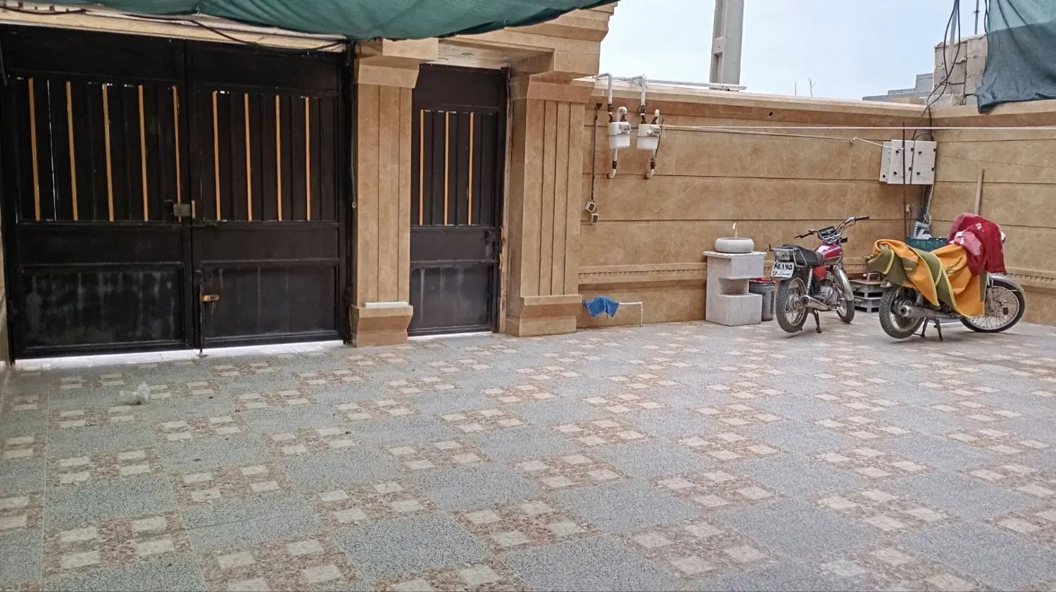 فروش یک واحد طبقه همکف دو خواب اتاق. یک از دو