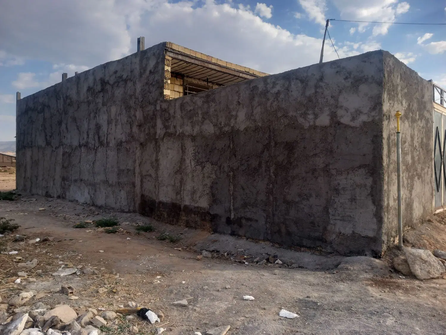 خانه تازه ساخت.