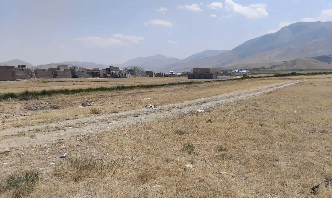 زمین روبروی درمانگاه جدید احداث شده