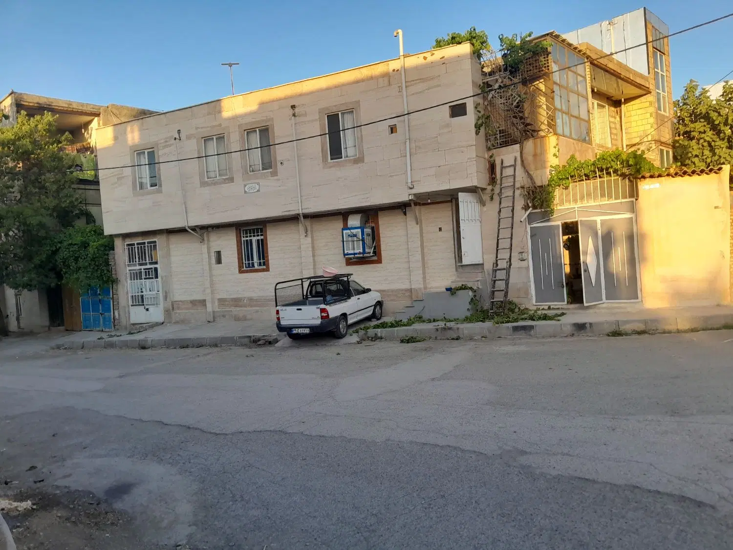 خانه دو طبقه لوکس نقلی شهرک بهاران