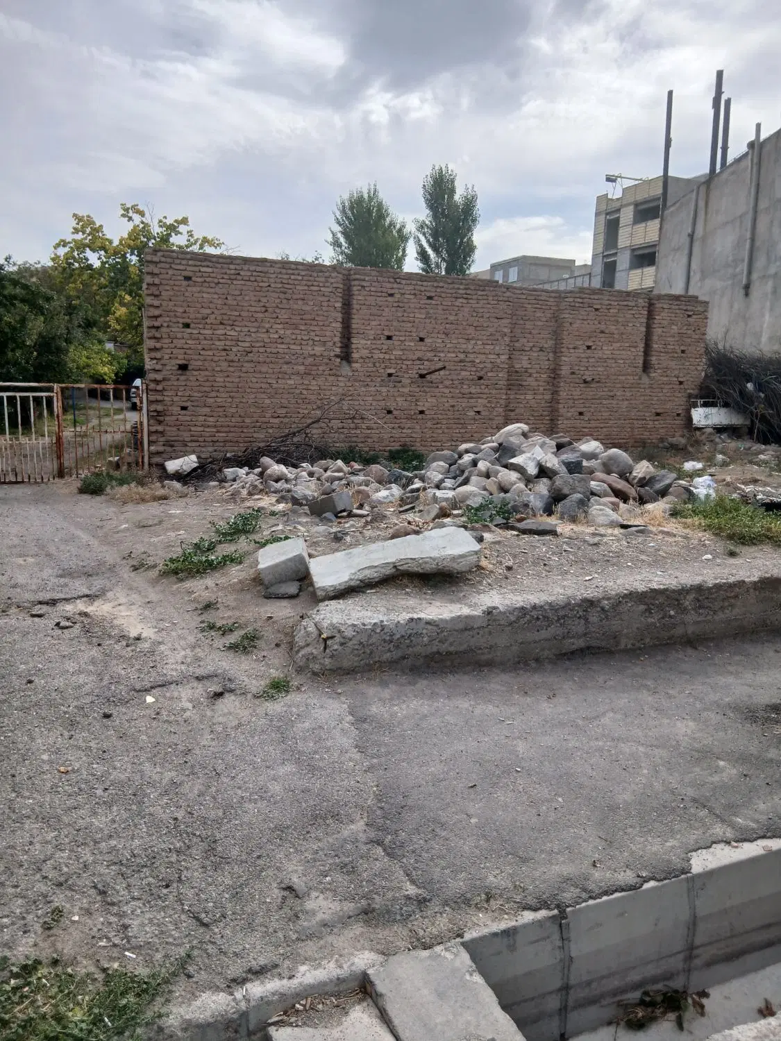 زمین مسکونی با امتیاز آب و گاز و برق در شادباد