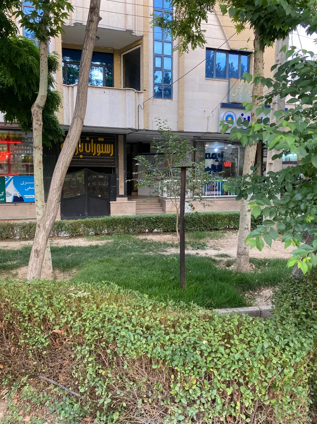 اجاره یک باب واحد تجاری بر خیابان بازارچه