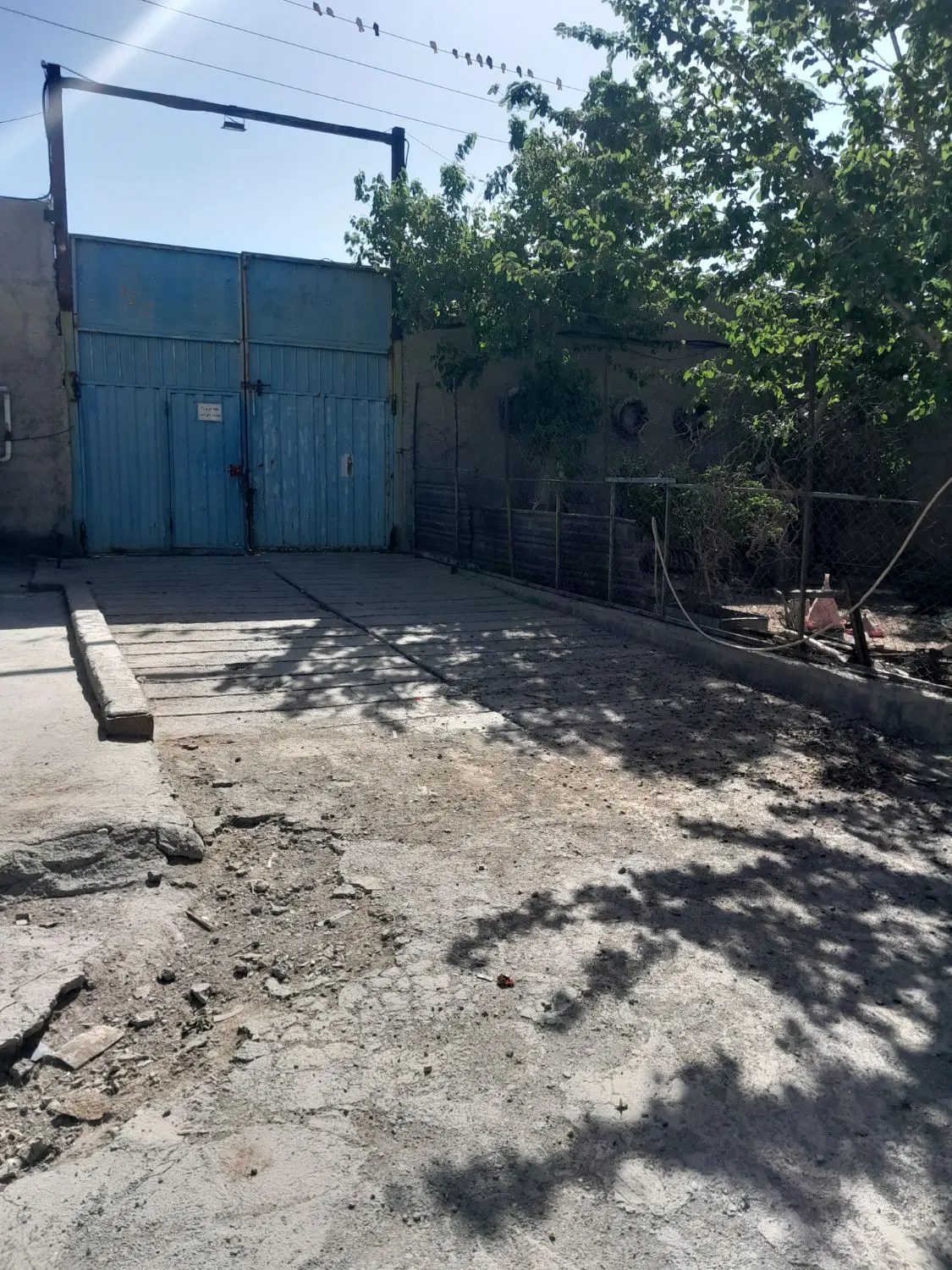 با درود  ۳۰۰ متر سالن خرپا  ۱۰۰ متر بغل سوله