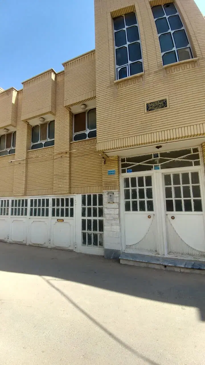جنوبی ۱۸۵ متر