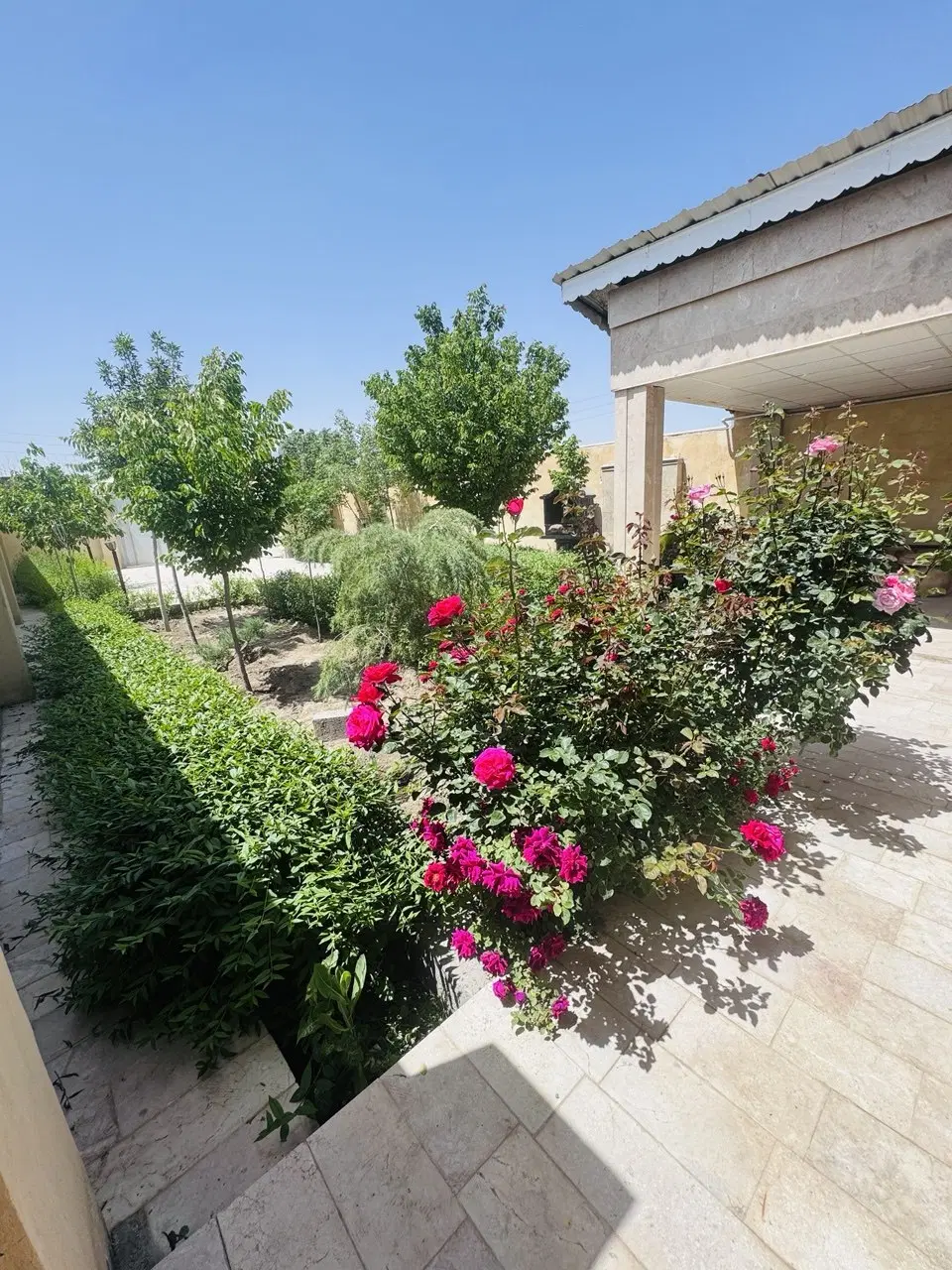 اجاره باغ‌ویلای اقتصادی شیک ۴۰۰ متری با استخر