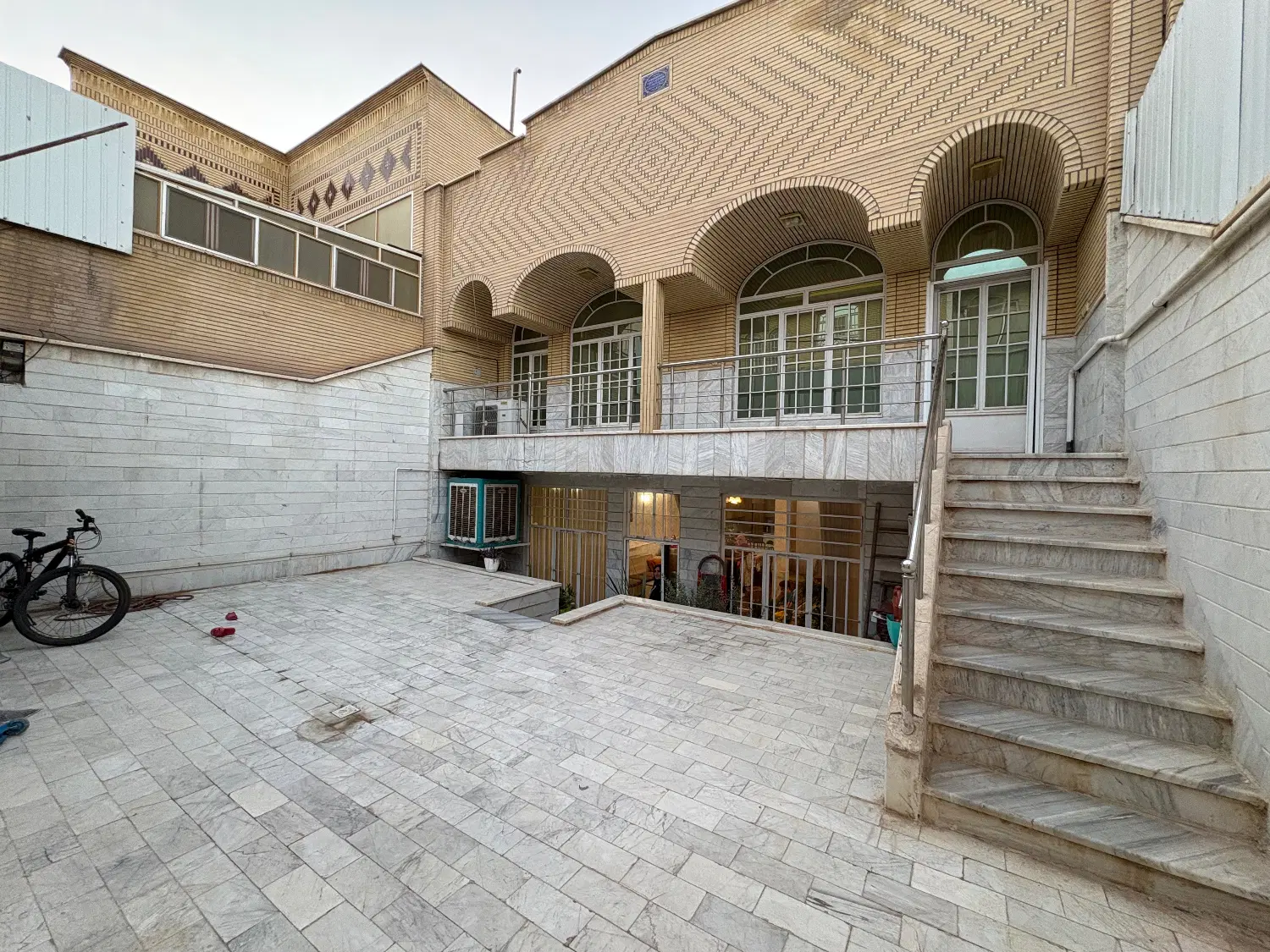 ۱۸۰متر ویلایی _ ۱۰متر بر _ بنیاد