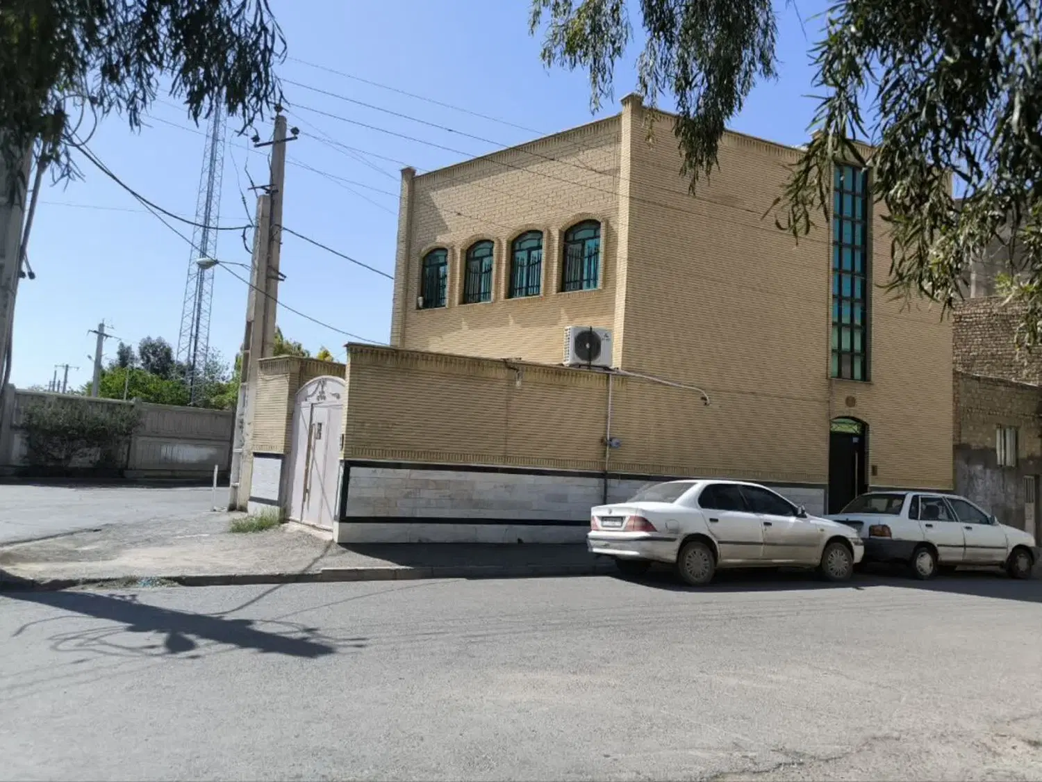 خونه وبلایی حیاط دار همکف ۷۰متری