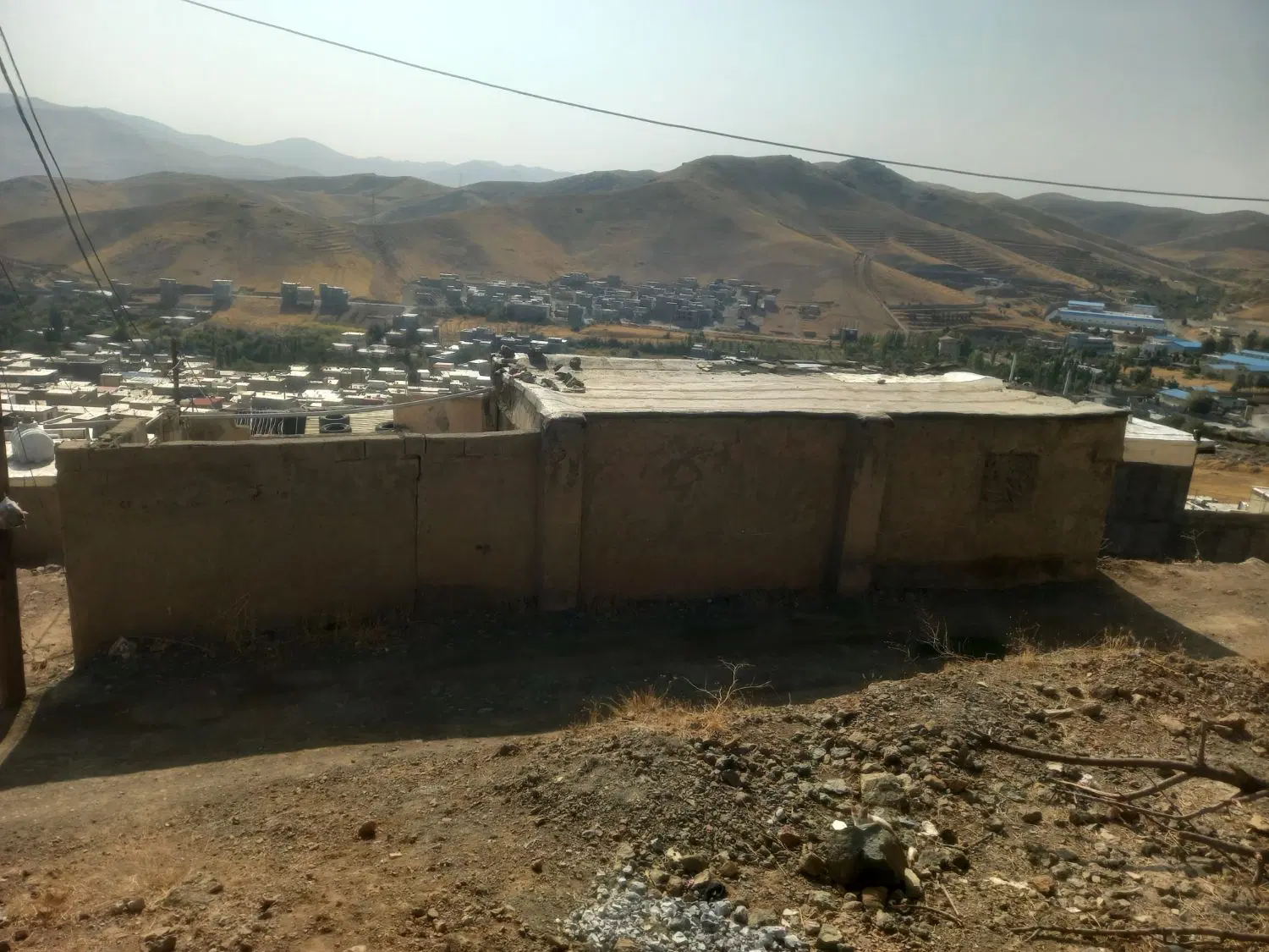 یک واحد خانه کلنگی و احتیاج به تعمیر در ننله