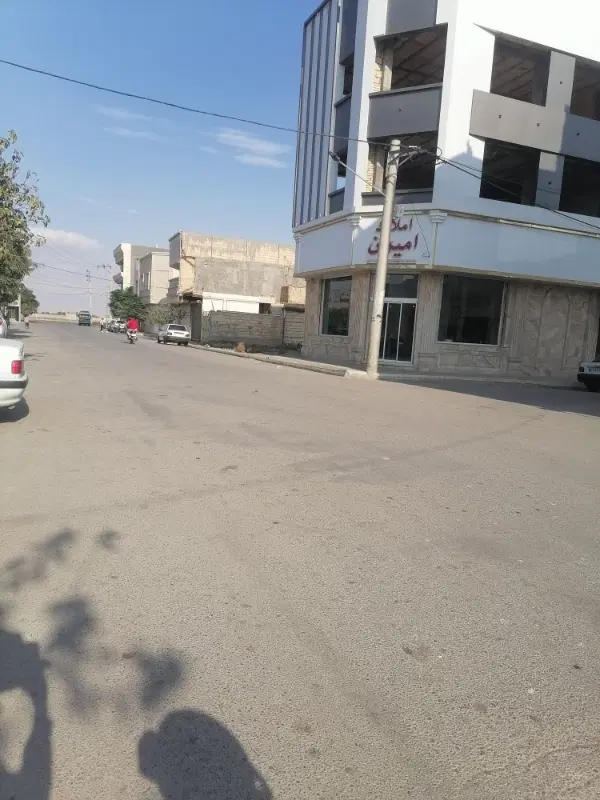 زمین حاشیه خیابان اصلی