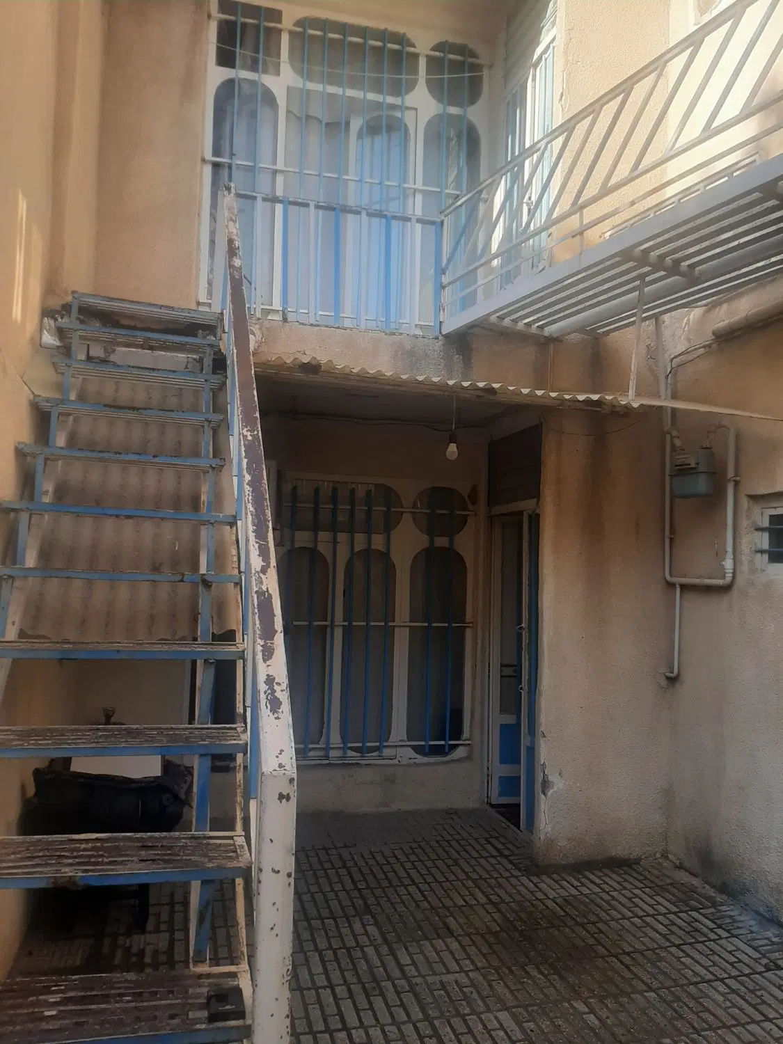 خانه فروشی در خیابان ارتش