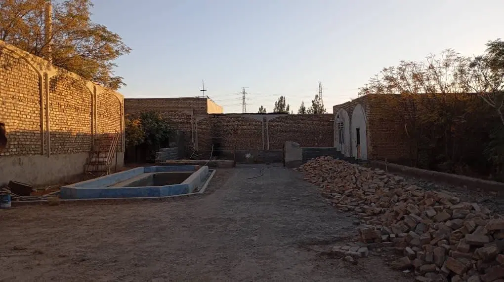 خونه باغ 900 متر چهار دیواری همراه ۲۰۰ متر سوله