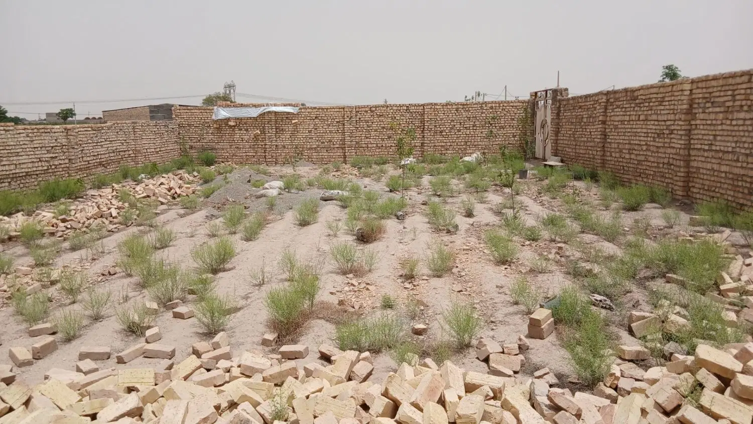 زمین چهار دیواری
