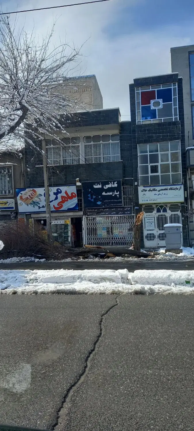 ویلایی دو طبقه با دو دهنه مغازه بر خیابان