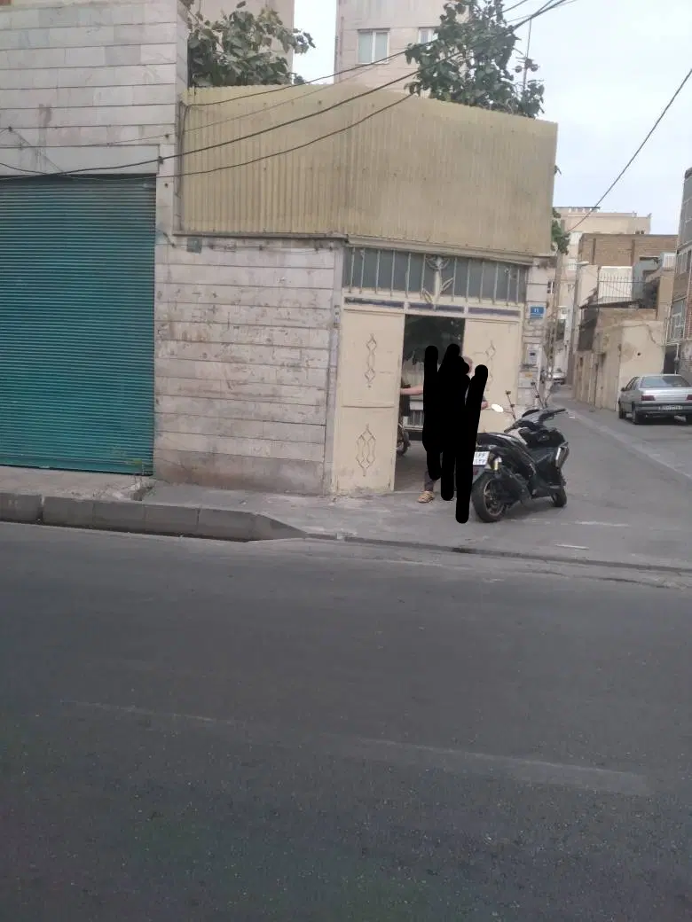 ملک دو طبقه  دو نبش  ۳۱ متر مغازه تجاری و حیاط‌دار