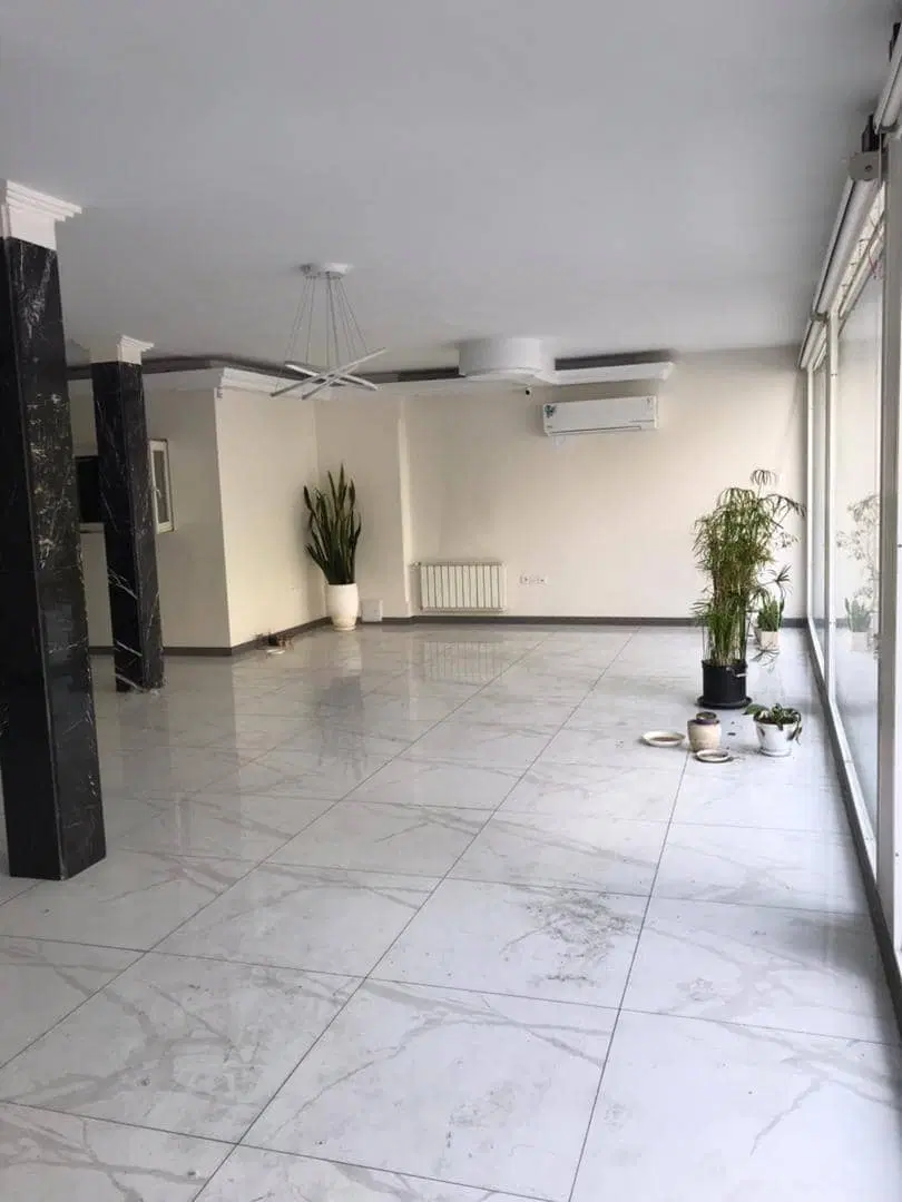 ۱۲۰ متر بر خیابان گاندی ۱۱ متر شیشه خور