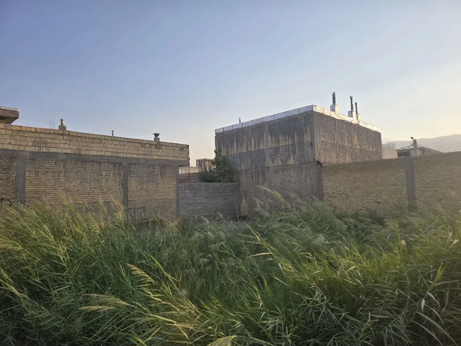 زمین ۲۰۰ متری در کرونی