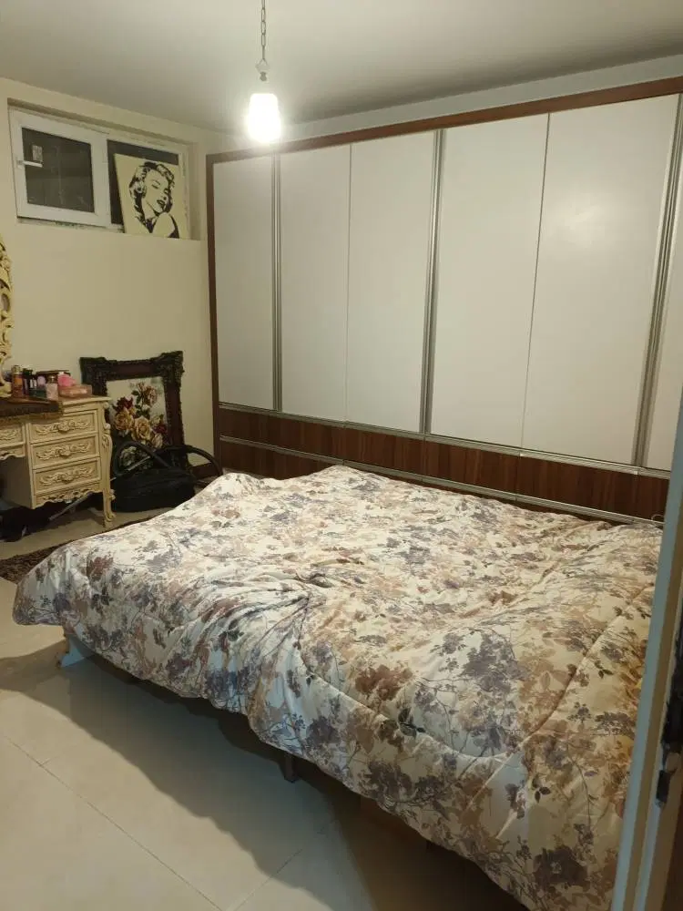واحد مناسب خانم  تنها در یک محیط امن