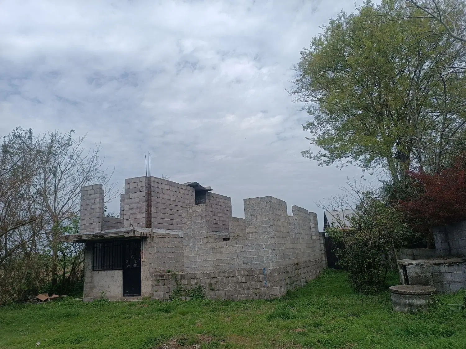 زمین مسکونی با بنای نیمه کار