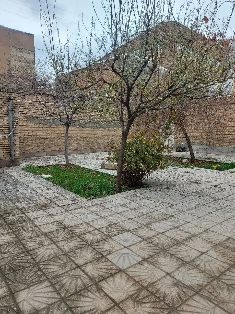 حیاط بزرگ در مرند