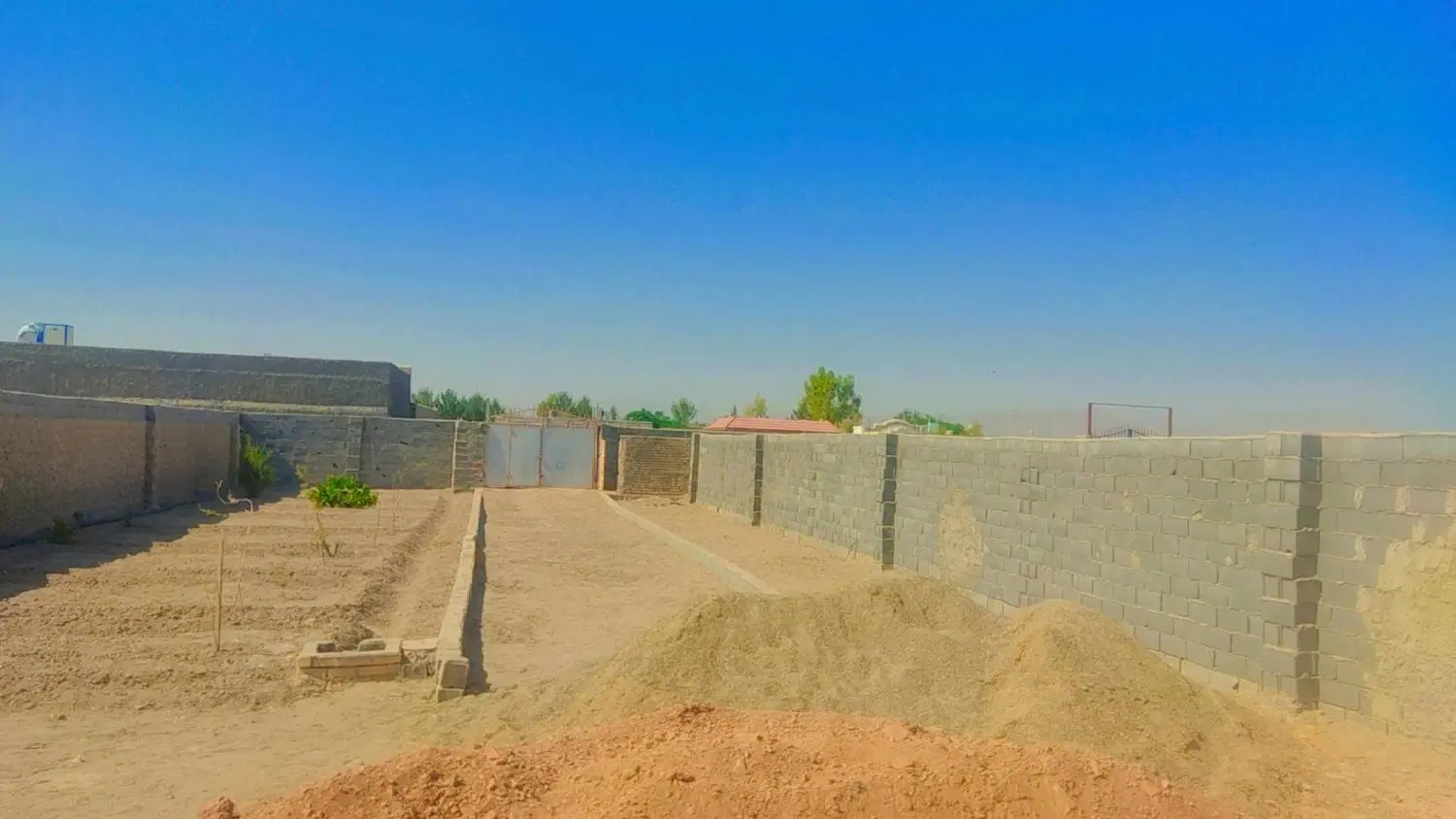 باغ ۷۰۰ متری نیمه کاره با آب  برق منشیان