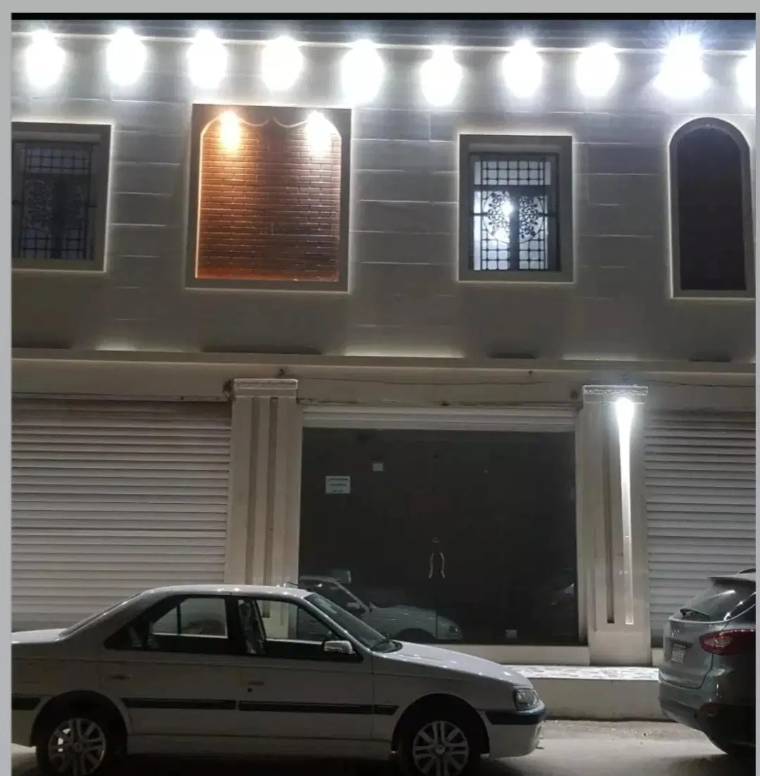 یک باب مغازه واقع در پریس