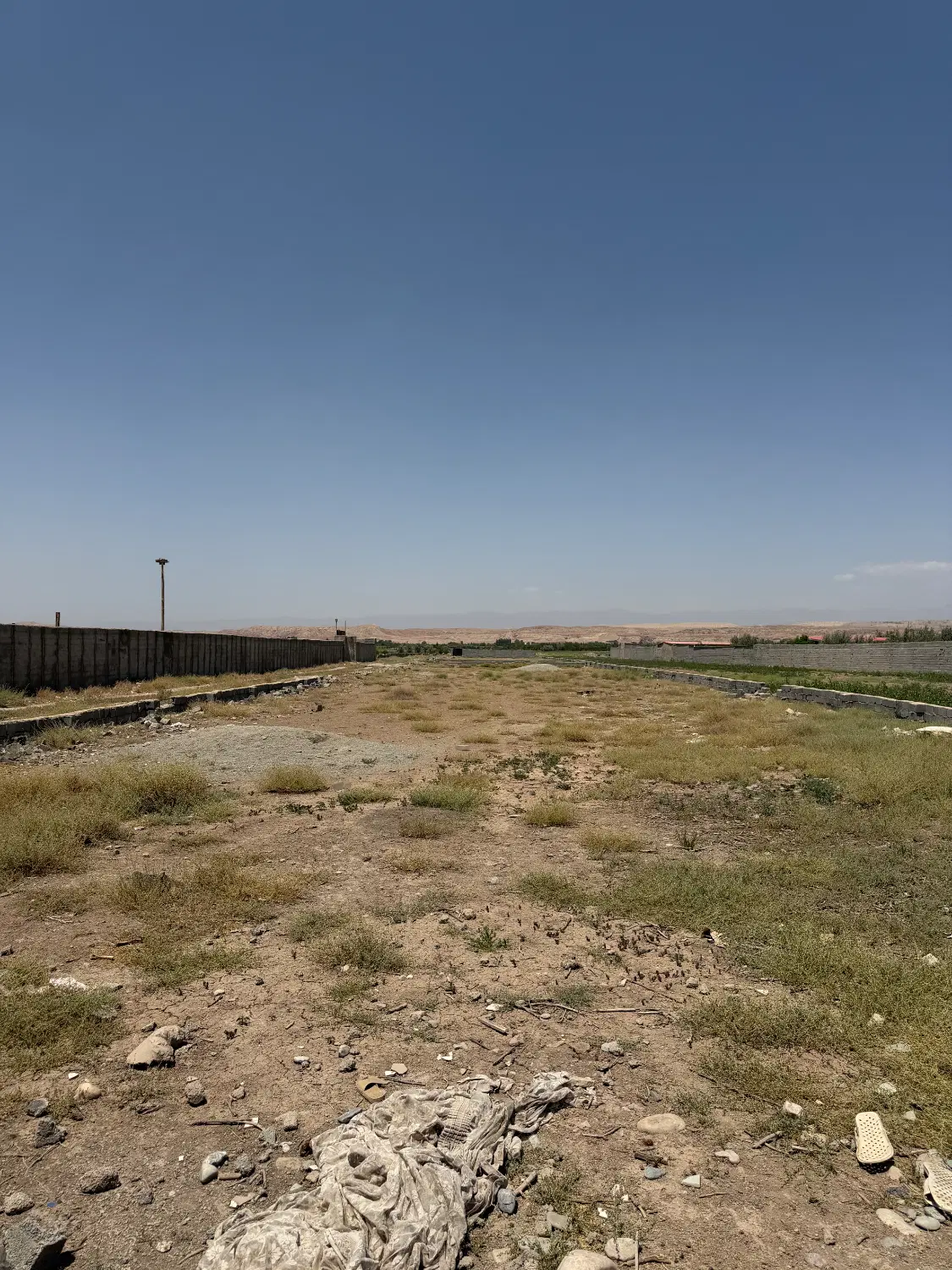 زمین ۲۰۰متری مناسب باغچه ، گلخانه