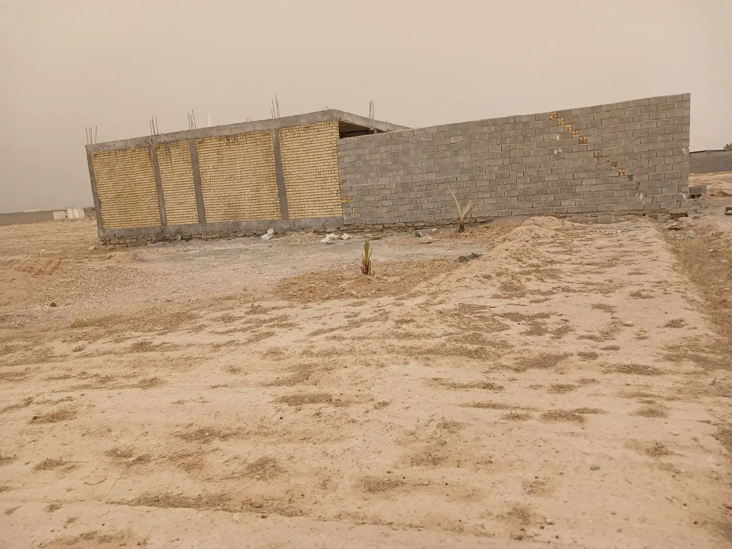 زمین روبروی بیمارستان ولی عصر