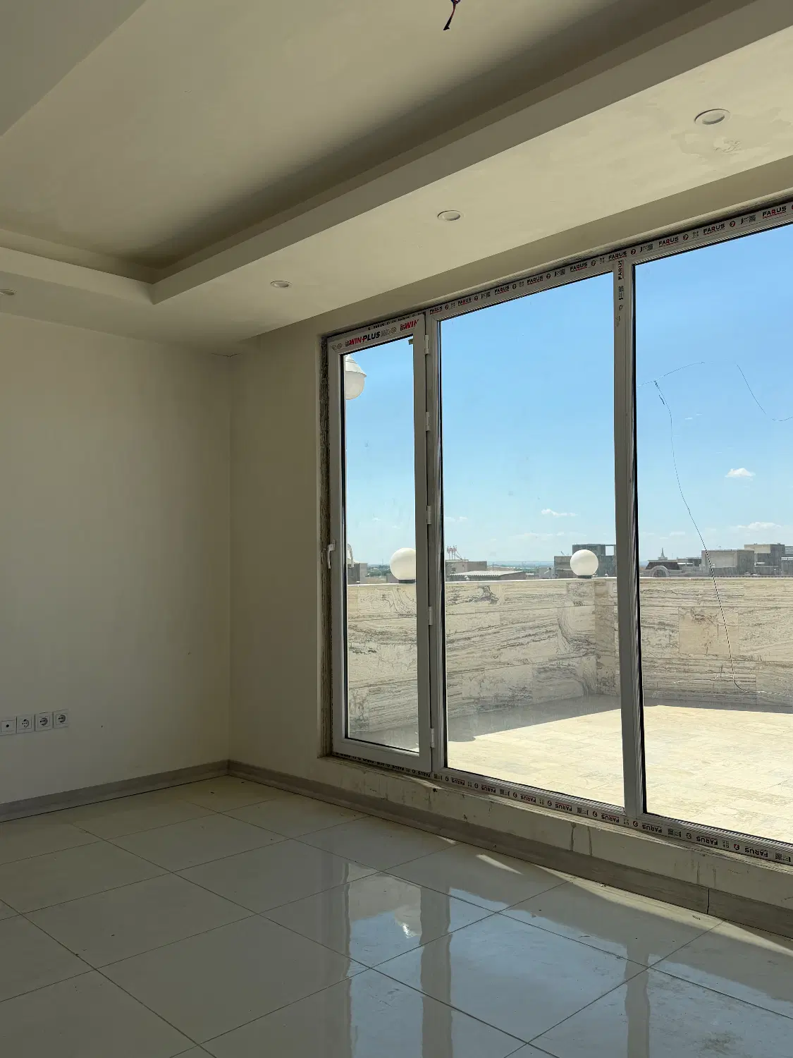 واحد ۱۰۰ متری کلید نخورده تاپ لوکیشن