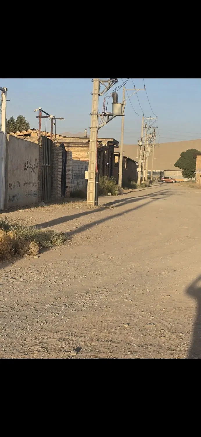 زمین صنعتی دور دیوار