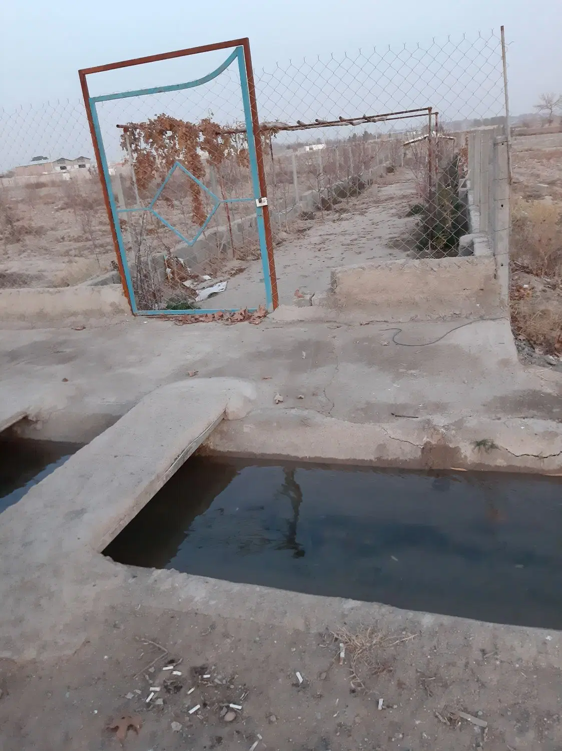 ۳۰۰ متر زمین فنس دار