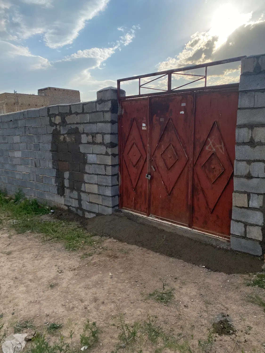 باغچه ۲۸۰متر دور دیوار