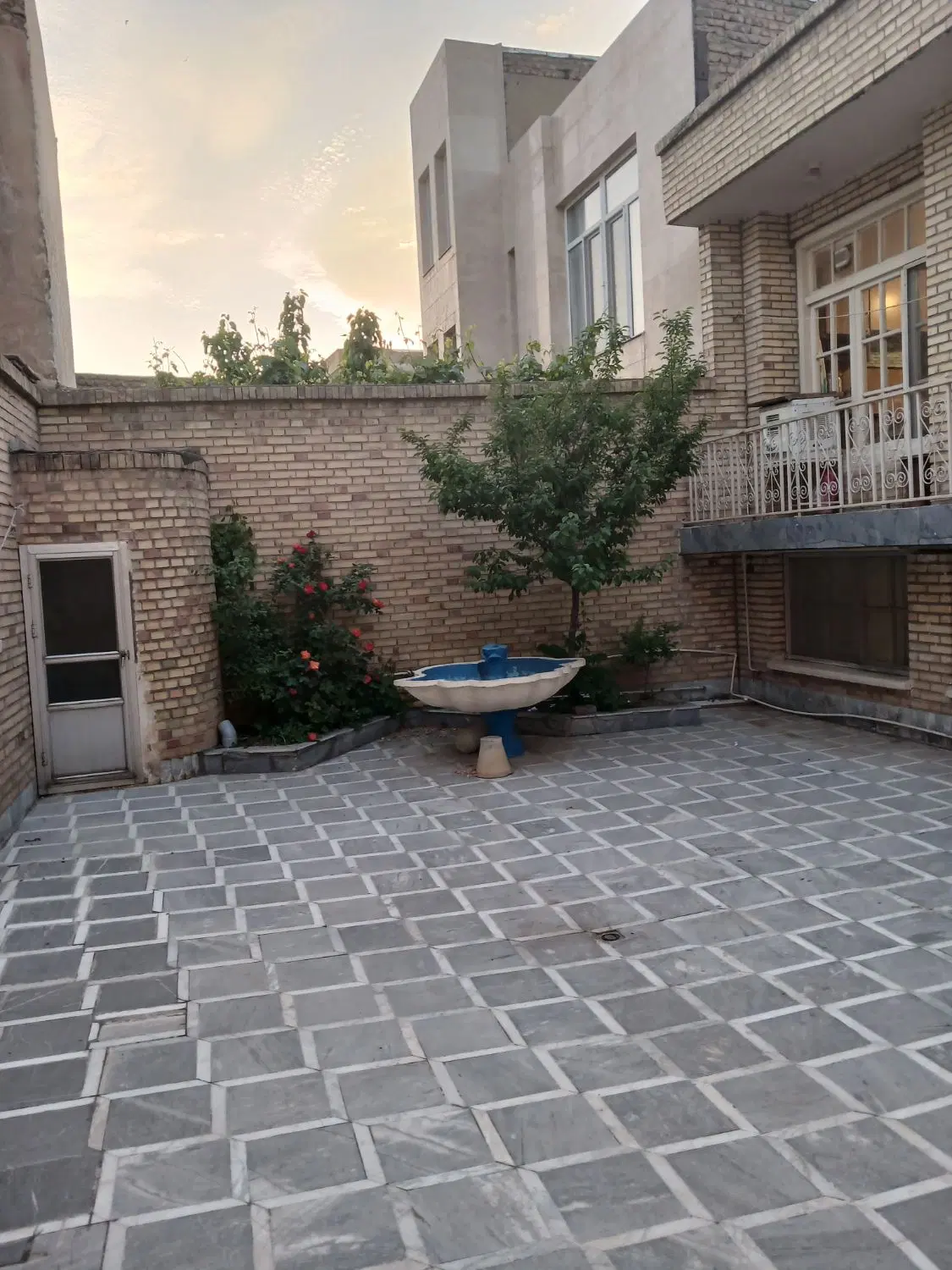 حیاط شخصی ویلایی